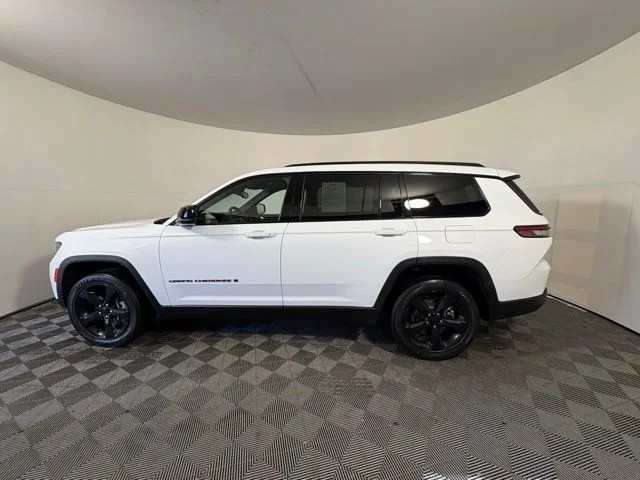 Used 2023 White/off-white Jeep Altitude image 4