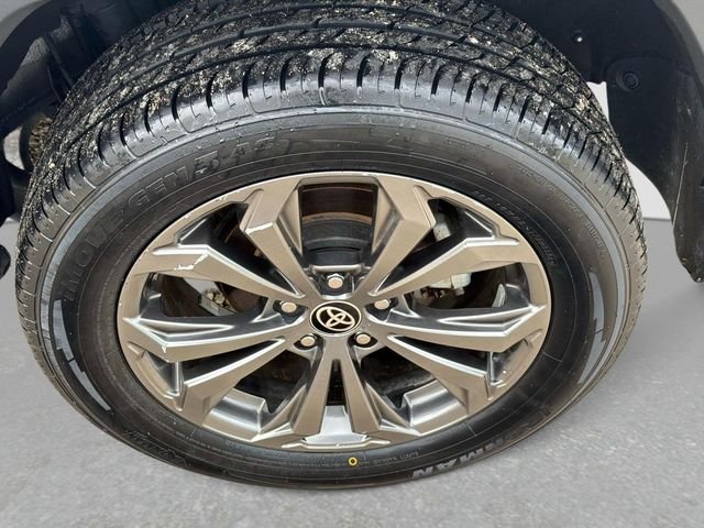 Used 2022 White Toyota XLE Premium image 12