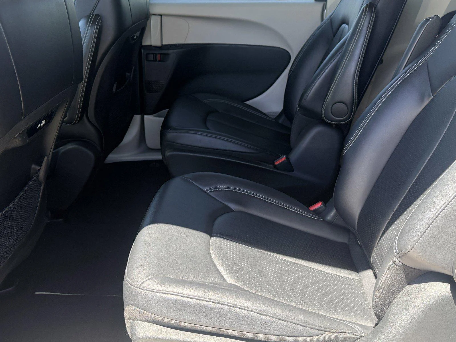 Used 2024 Silver Mist Clear Chrysler Hybrid Select image 13