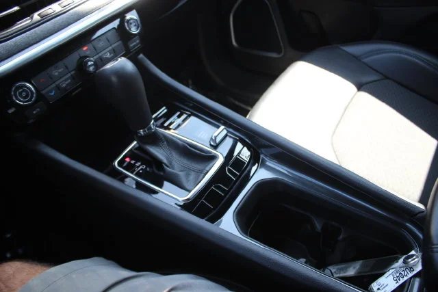 Used 2024 White Jeep Latitude image 10
