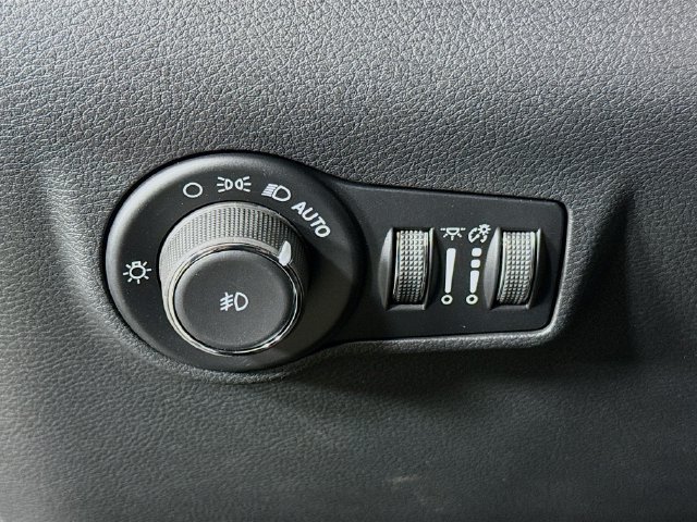 New 2026 Diamond Black Crystal Pearl-Coat Exterior Paint Jeep Latitude image 10