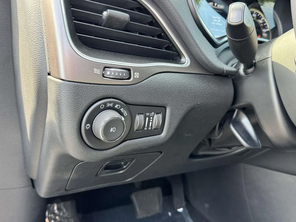 Used 2021 Bright White Clearcoat Jeep Latitude Lux image 28