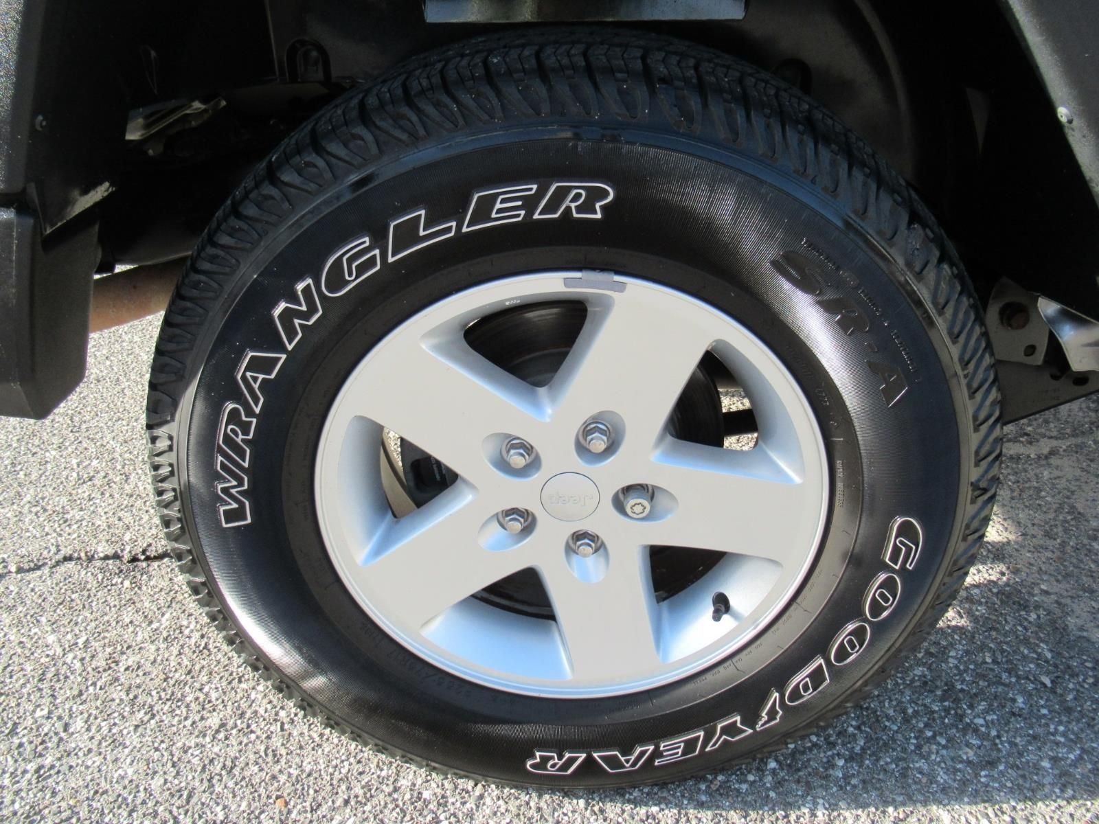Used 2018 Silver Jeep Unlimited Sport image 9