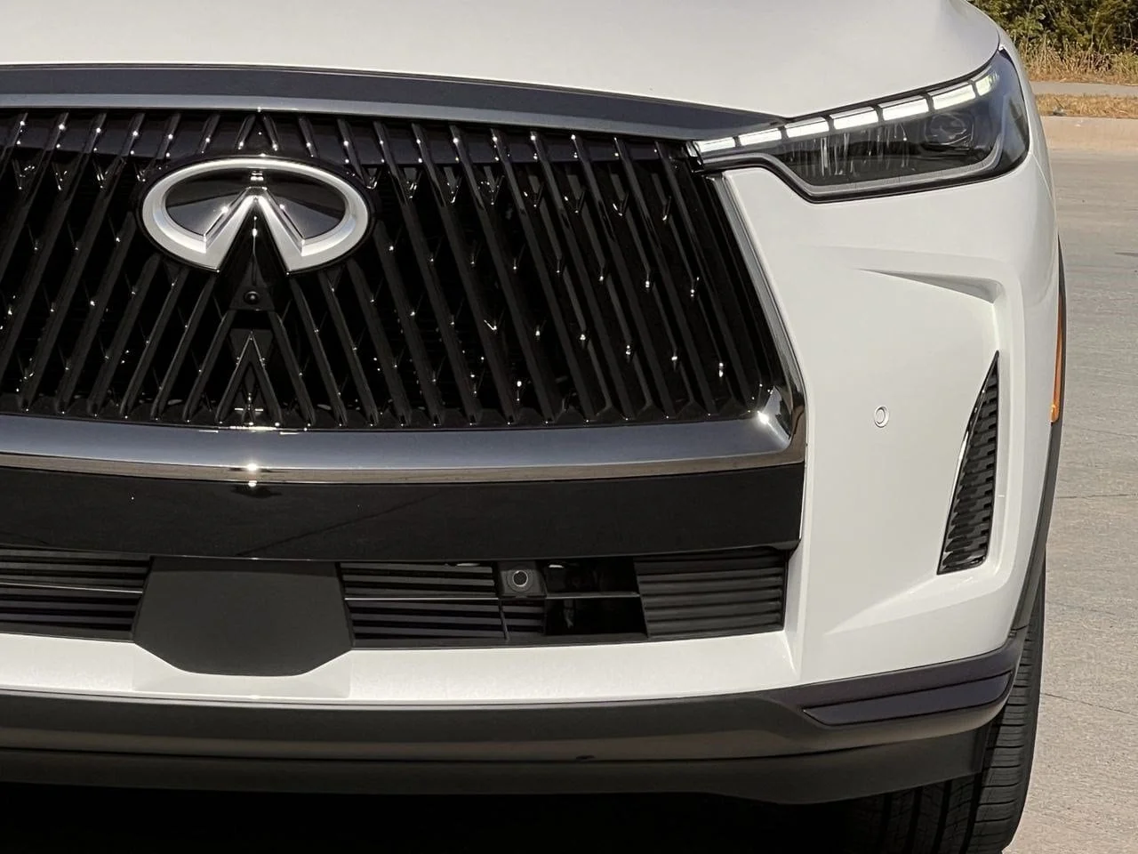 New 2027 2T RAD WHT INFINITI Autograph AWD image 37