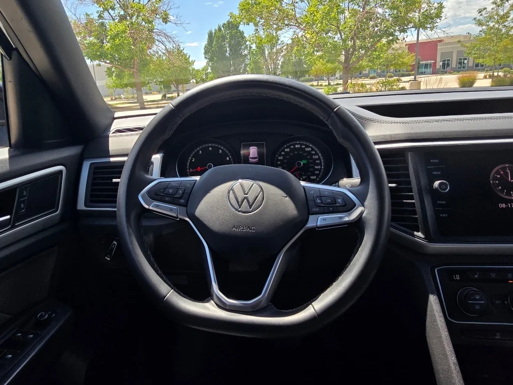 Used 2021 Deep Black Pearl Volkswagen 3.6L V6 SE w/Technology image 28