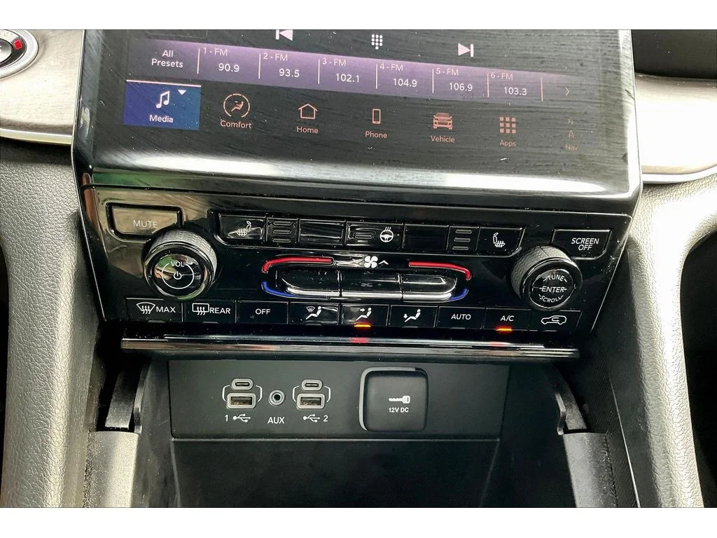 Used 2024  Jeep Limited image 22