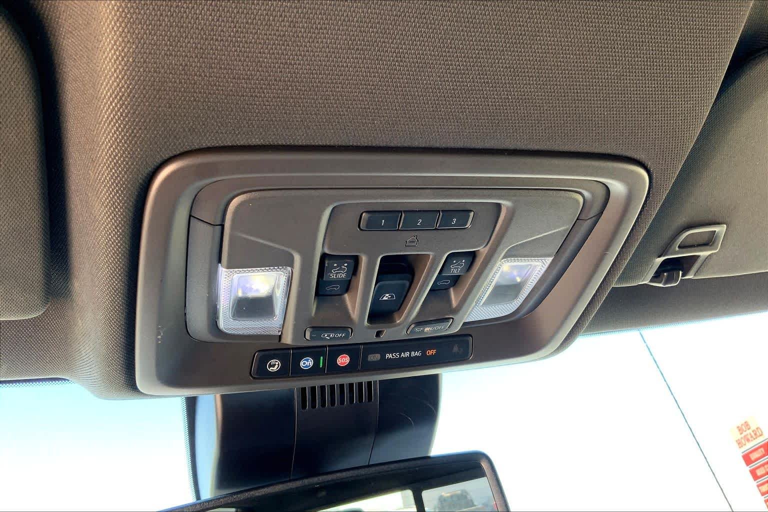 Used 2025 Summit White GMC SLT image 33