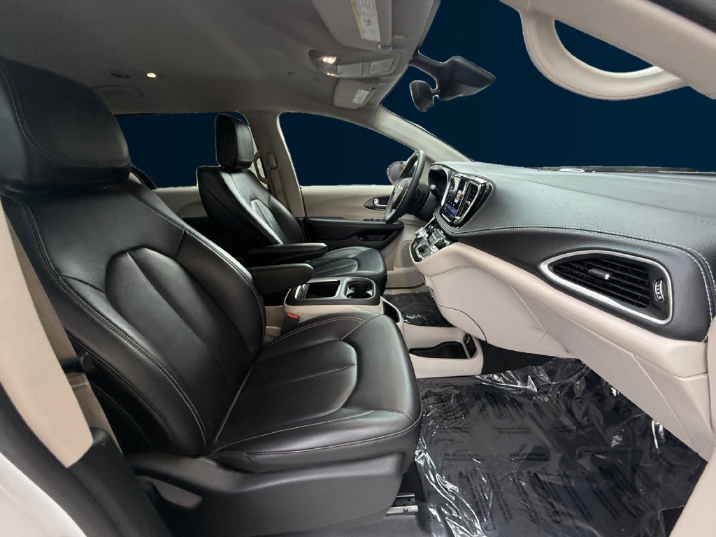 Used 2024 White Chrysler Select image 17