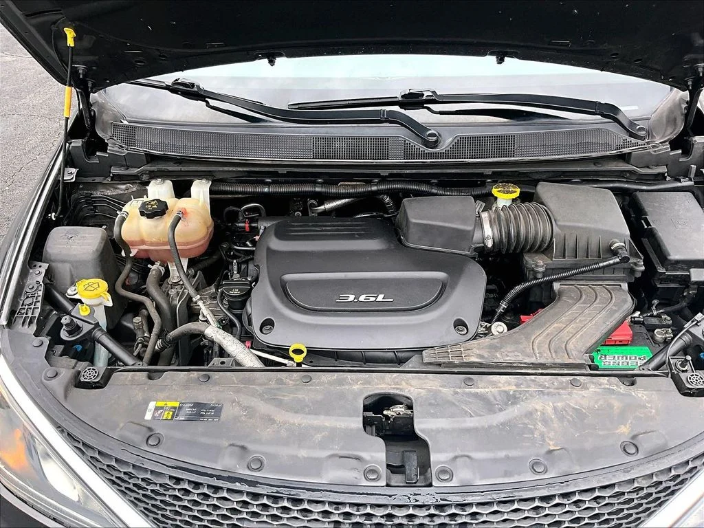 Used 2019 Gray Chrysler Touring L image 9