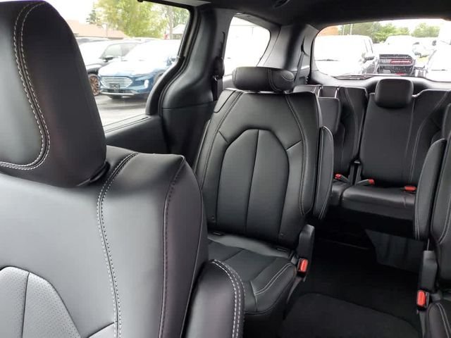 New 2026 Silver Mist Clear-Coat Exterior Paint Chrysler Select image 14
