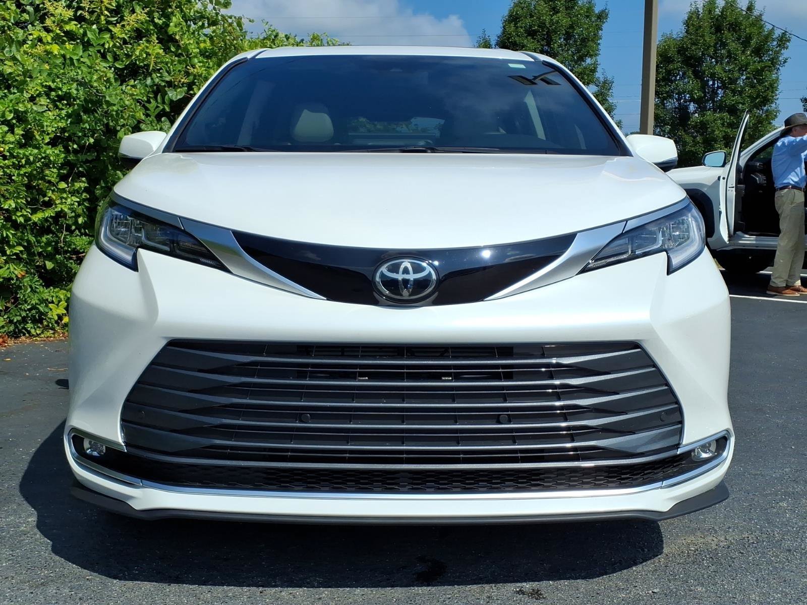 Used 2026 Wind Chill Pearl Toyota Limited image 10