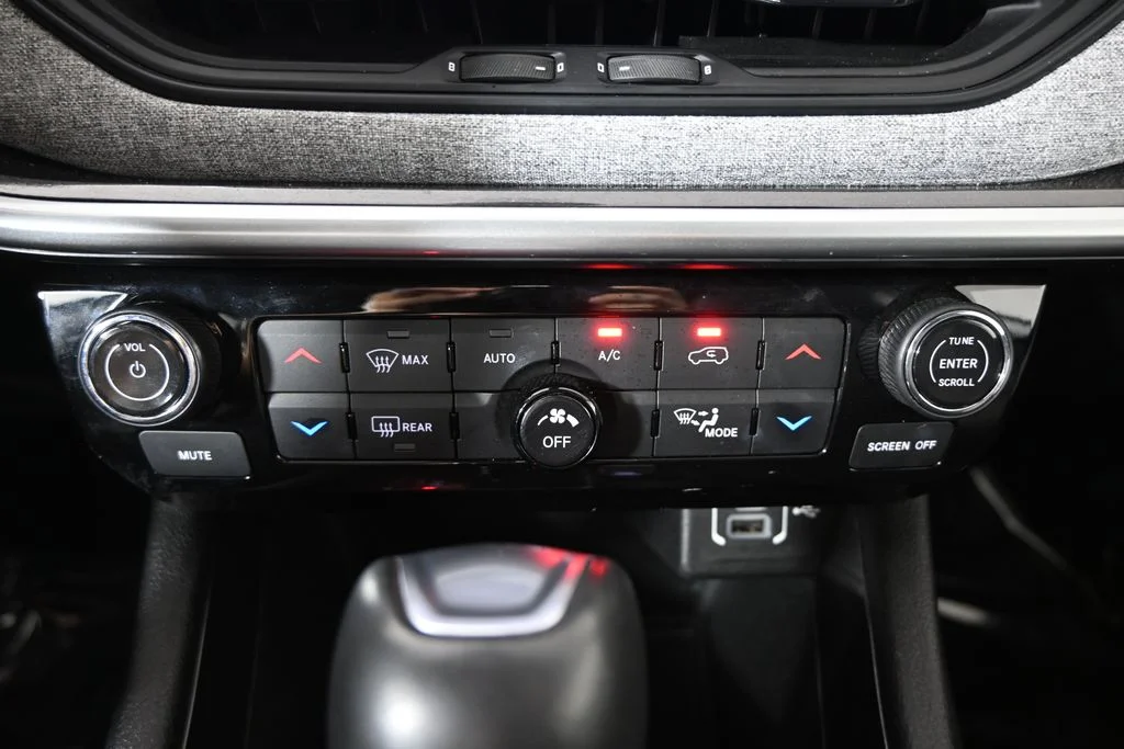 Used 2022 White Jeep Latitude image 29