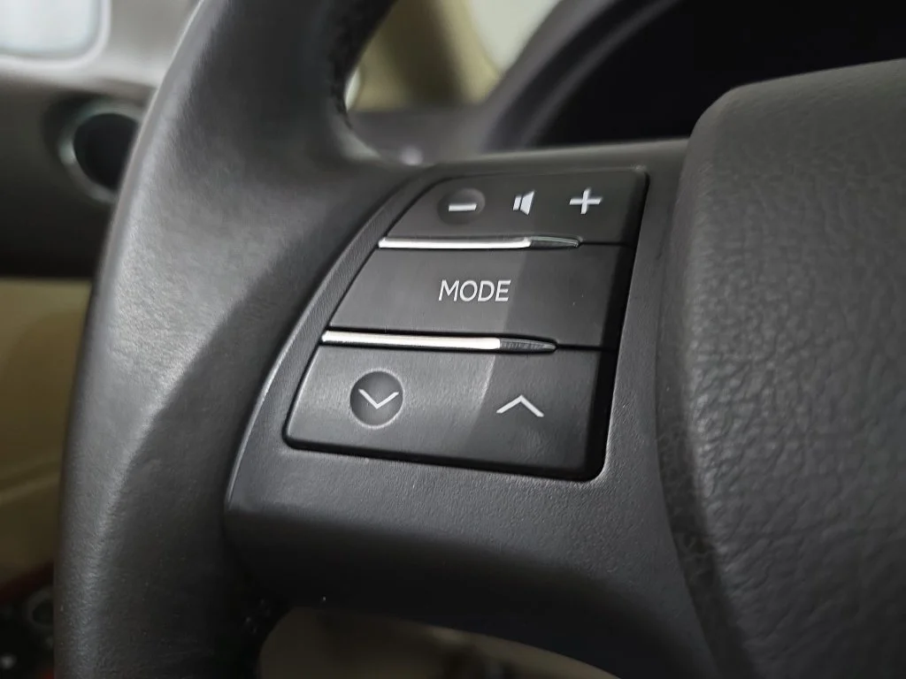 Used 2010 White Lexus 450h image 19