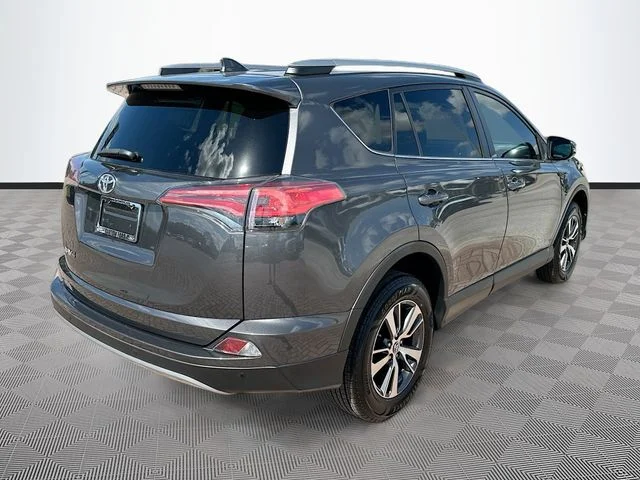 Used 2018 Gray Toyota XLE image 5