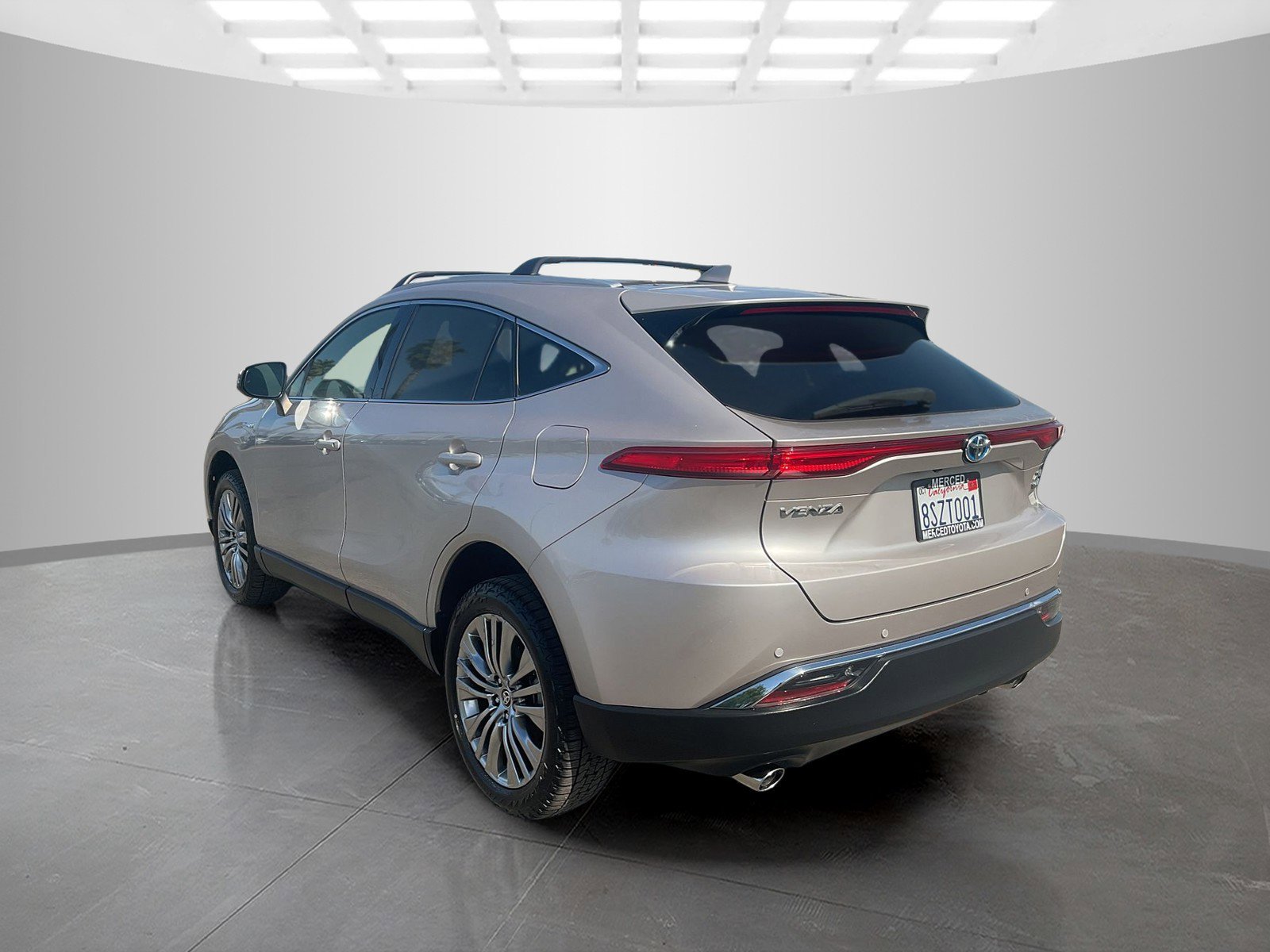 Used 2021 Titanium Toyota XLE image 3