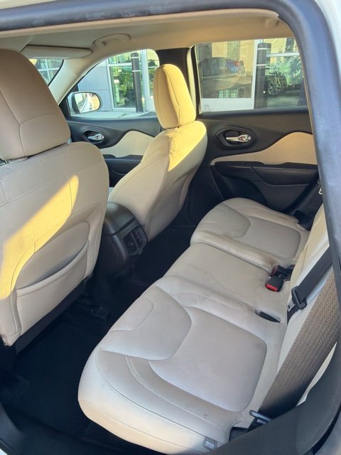 Used 2015 White Jeep Latitude image 3