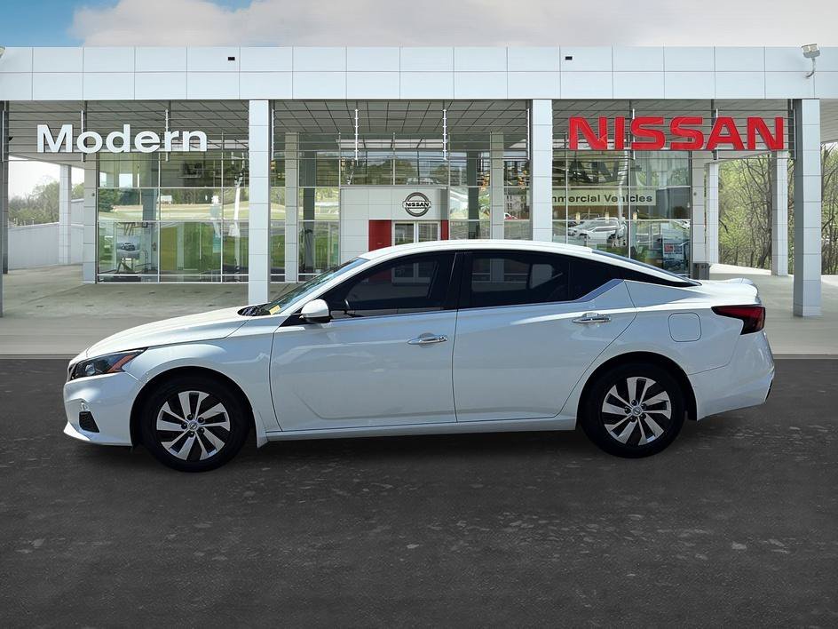 Used 2022 Glacier White Nissan 2.5 S image 2
