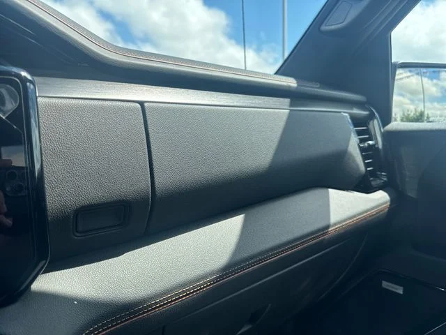 Used 2023  GMC AT4 image 32