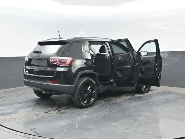 Certified Used 2019 Diamond Black Jeep Latitude image 28