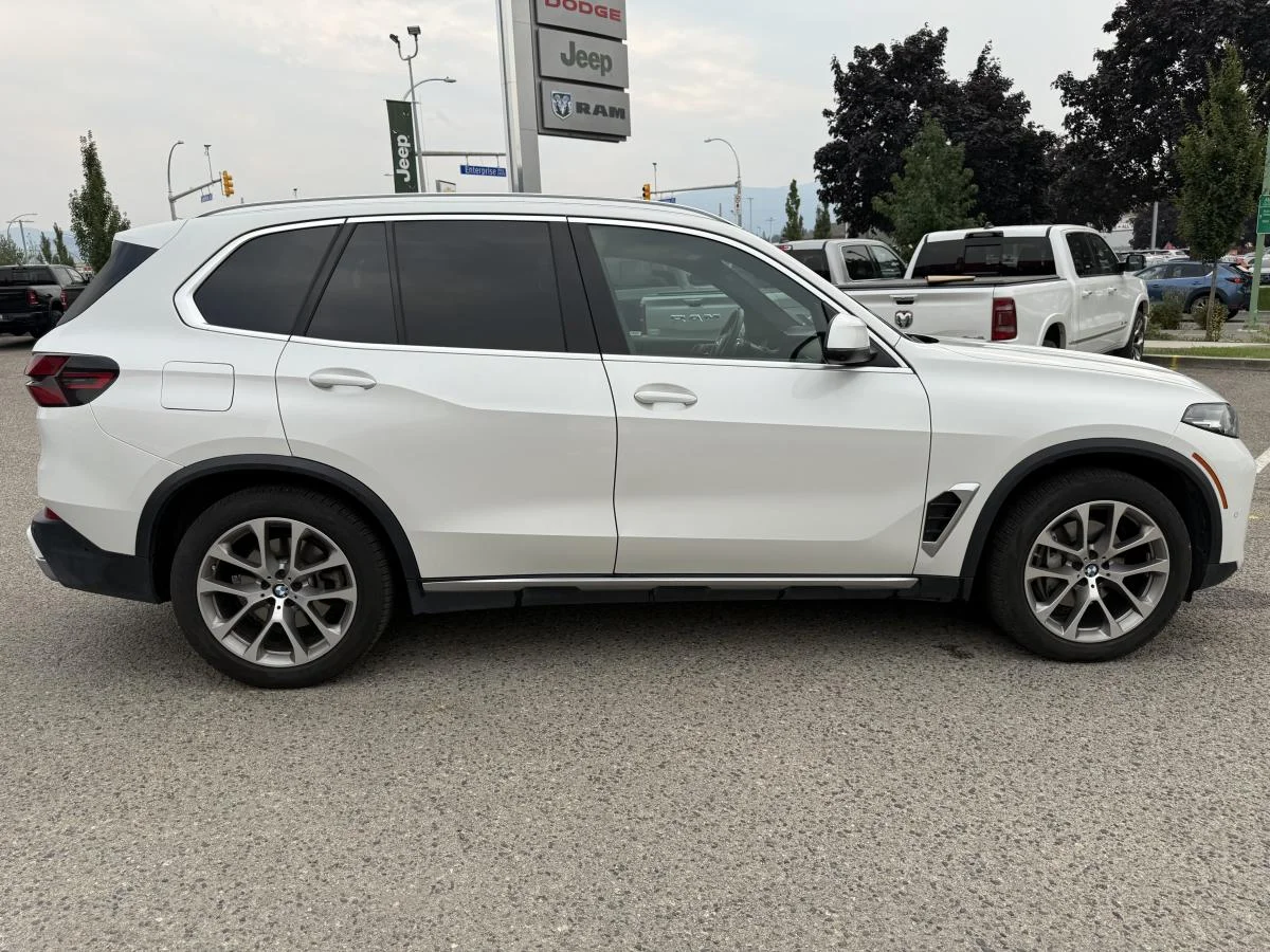 Used 2024 White BMW xDrive40i Sports Activity Vehicle image 10