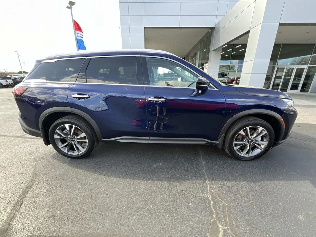 Used 2023 Grand Blue INFINITI LUXE image 8