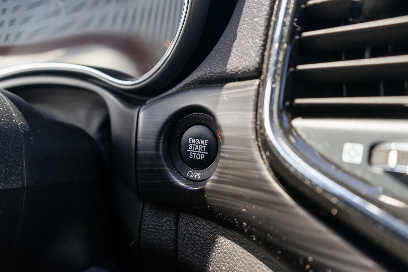 Used 2022 Diamond Black Crystal Pearlcoat Jeep Laredo X image 23