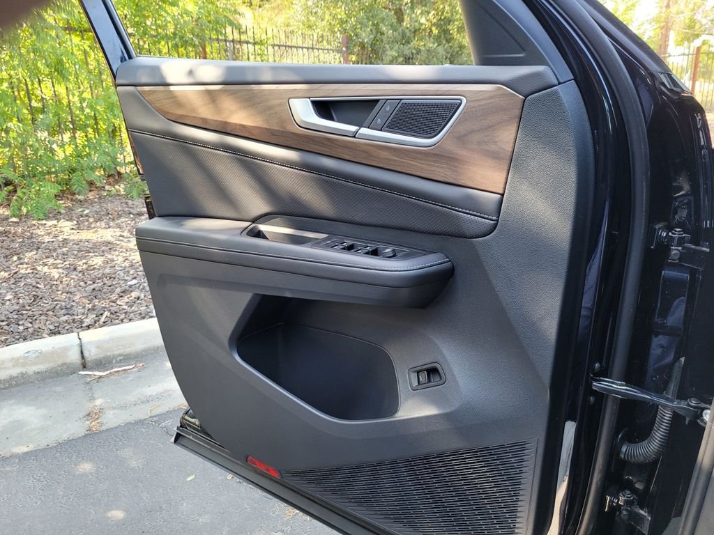 2025 Volkswagen Atlas SE w/Tech - Photo 25