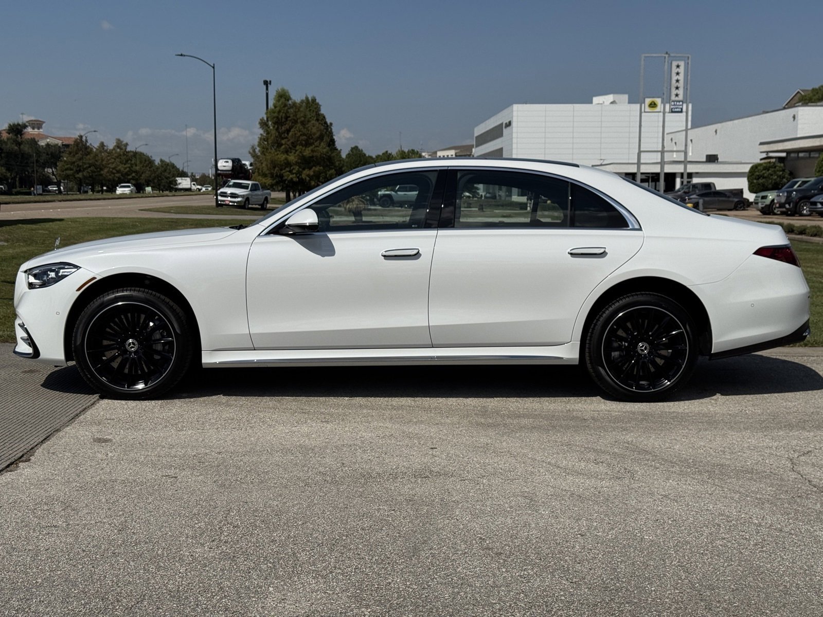 New 2026 MANUFAKTUR Moonlight White Metallic Mercedes-Benz S 580 image 28
