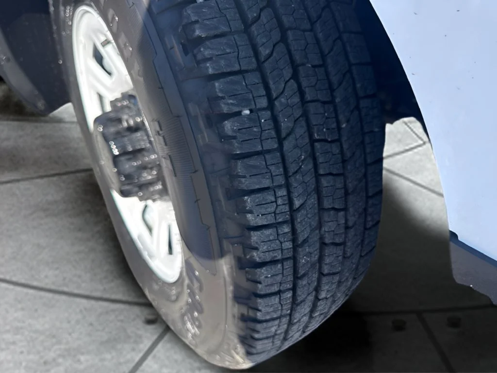 Used 2025 White Chevrolet 600 image 23
