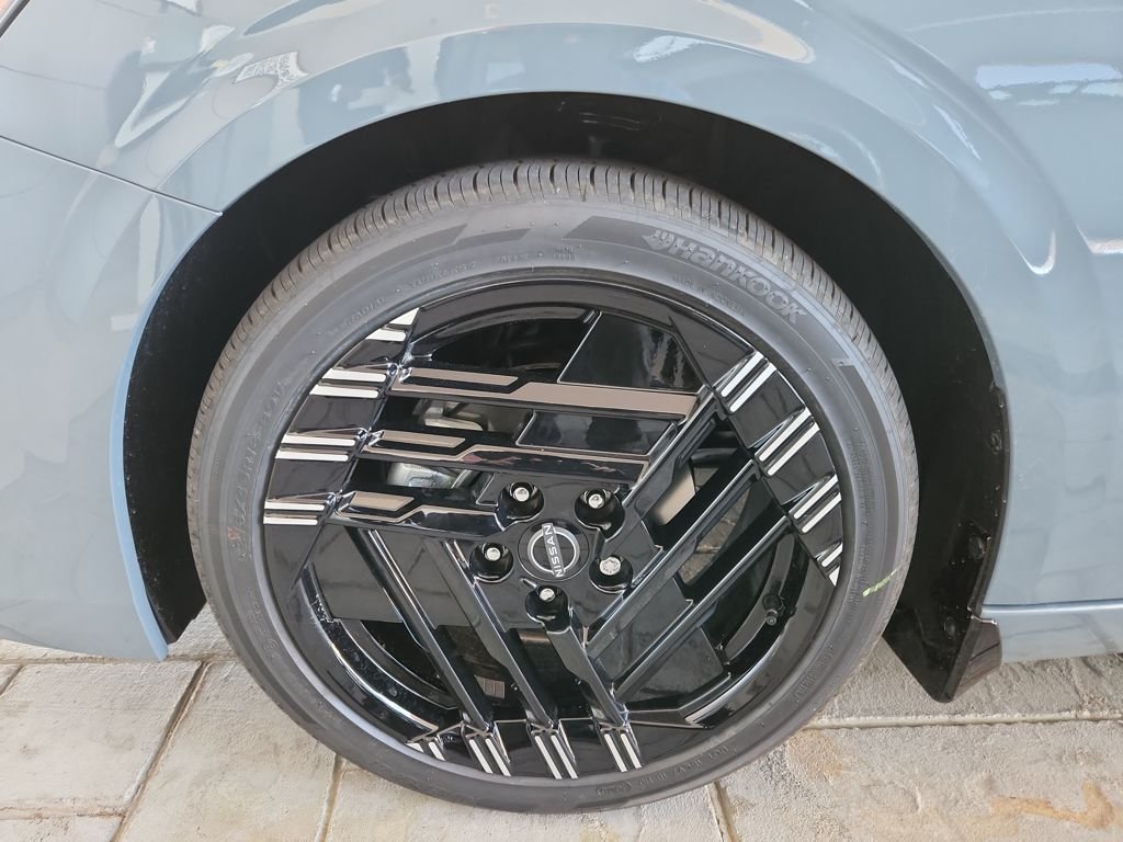 New 2026 Atlantic Gray Metallic / Super Black Two-tone Nissan SR image 21