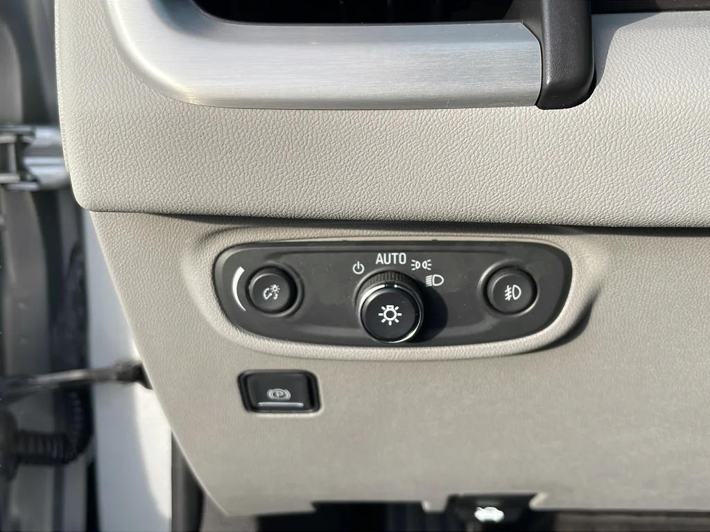 Used 2022 Silver GMC SLT image 19
