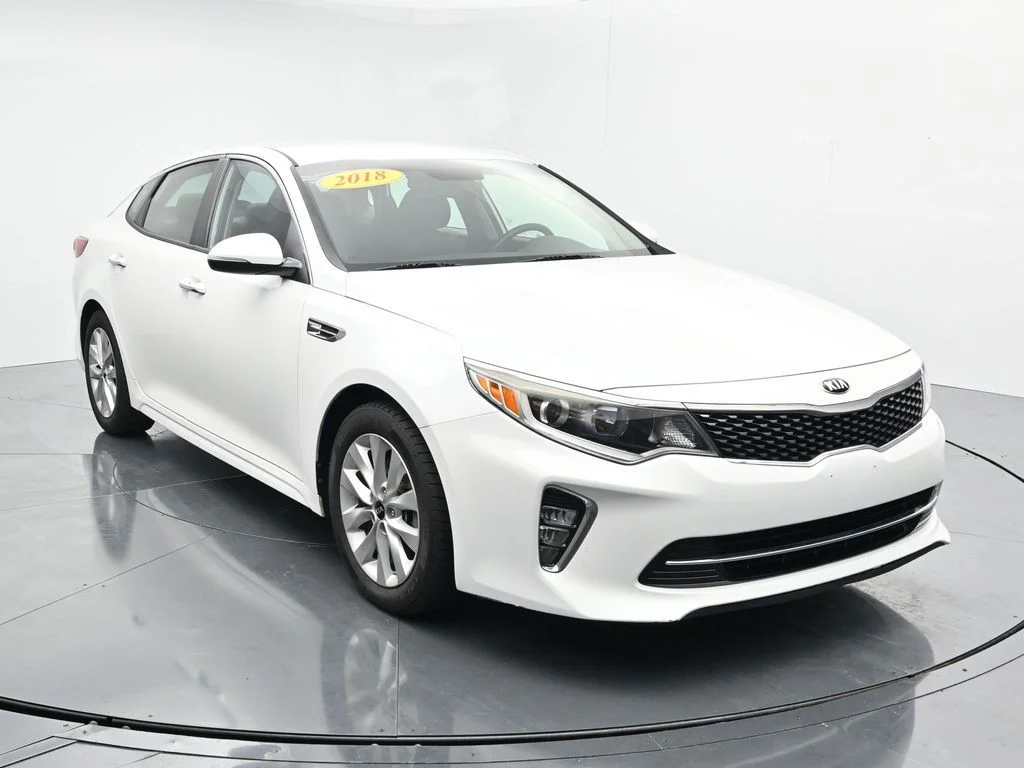 Used 2018 White Kia S image 1