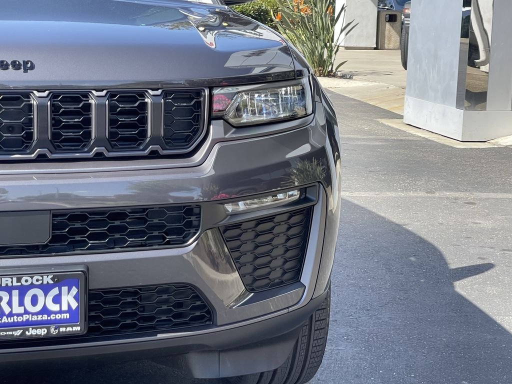 New 2026 Baltic Gray Metallic Clear-Coat Exterior Paint Jeep Limited image 3