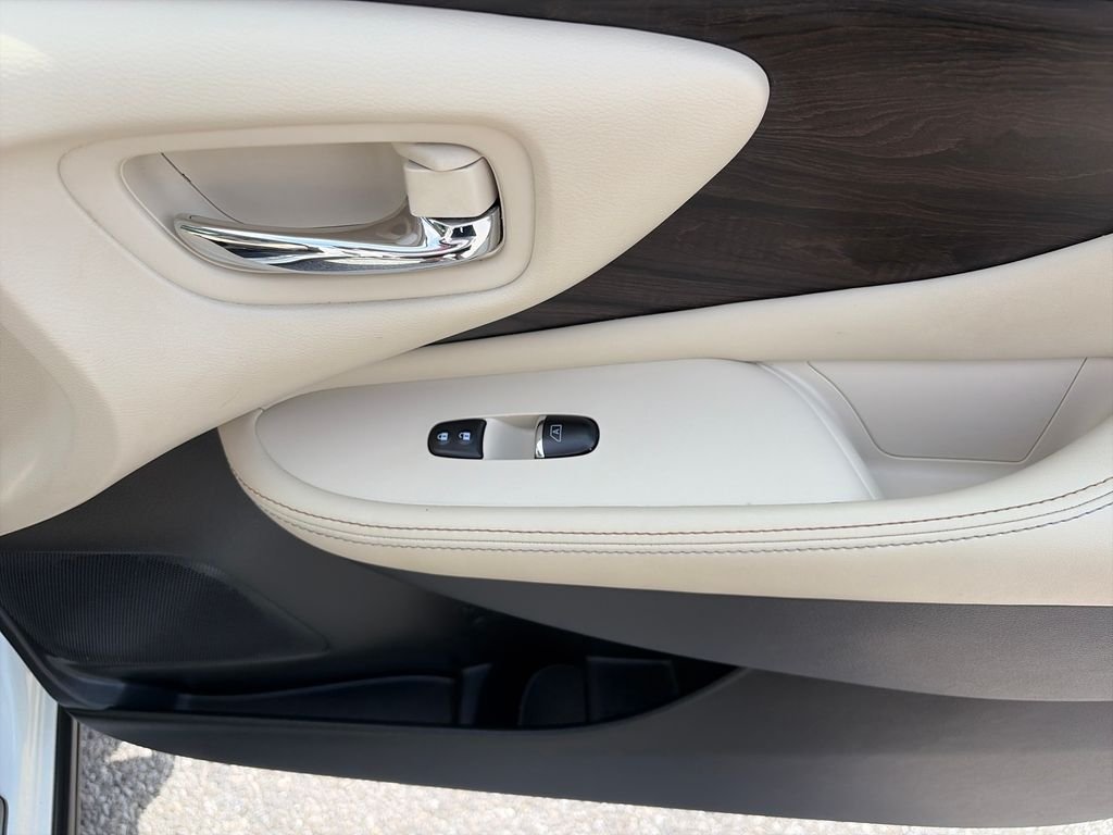 Used 2024 Pearl White Nissan Platinum image 44