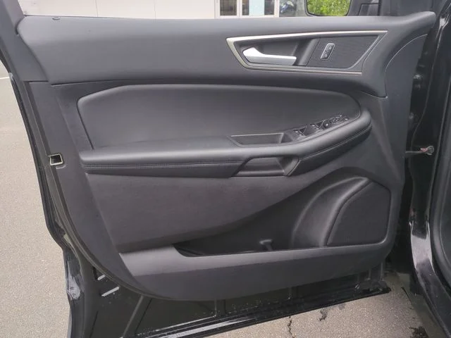 Used 2022 Black Ford SEL image 19