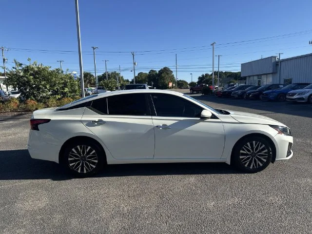 Used 2023 White Nissan 2.5 SV image 4