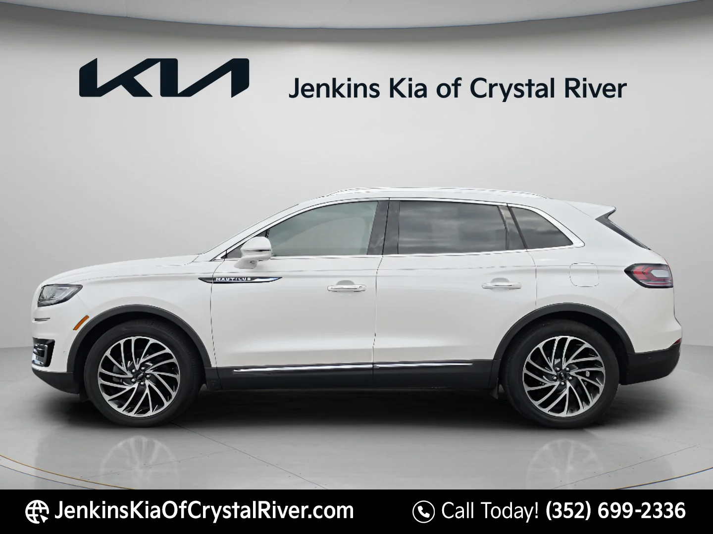 Used 2019 White Platinum Clearcoat Metallic Lincoln Reserve image 9