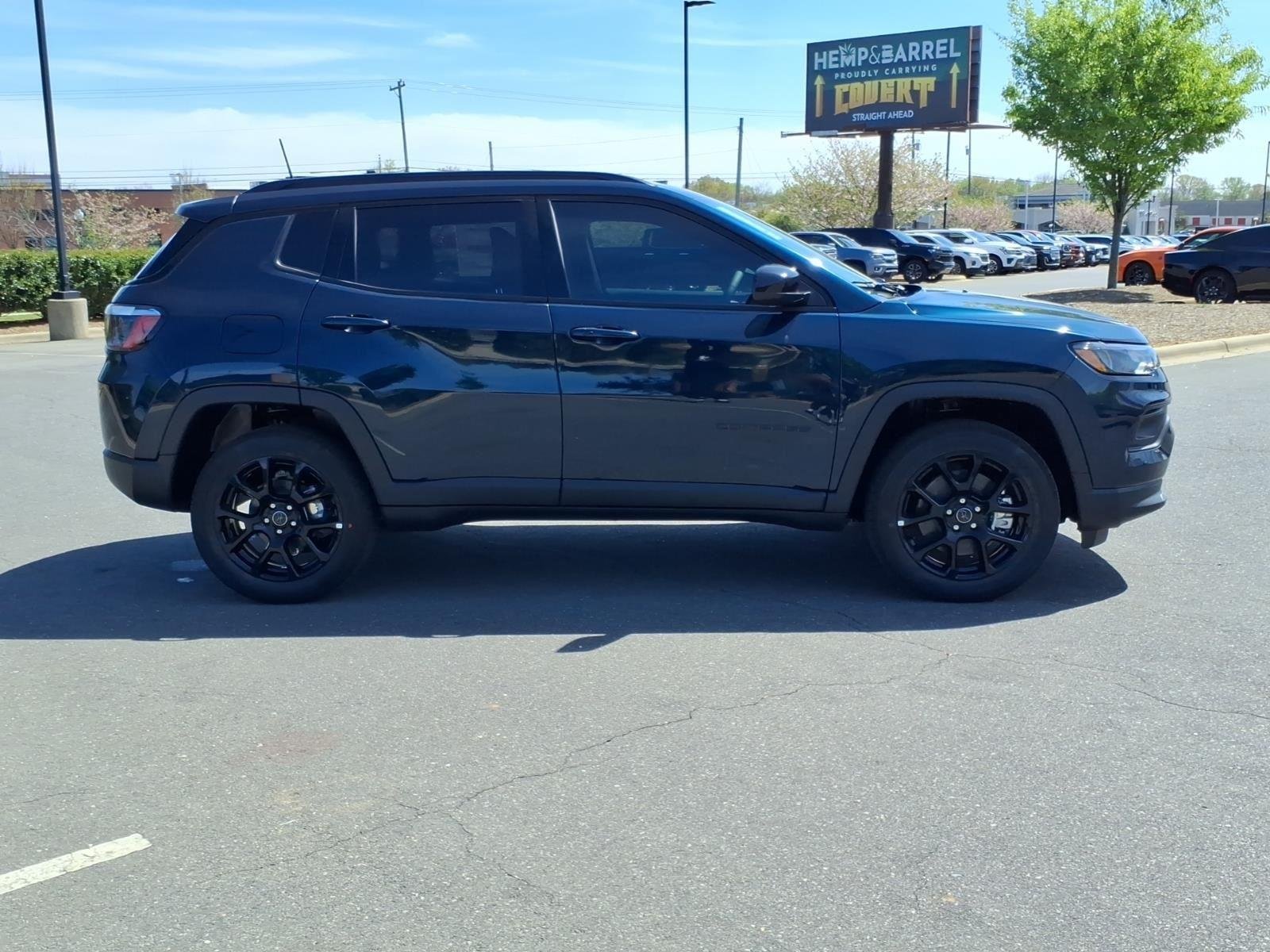 New 2026 Fathom Blue Pearl-Coat Exterior Paint Jeep Latitude Altitude image 10