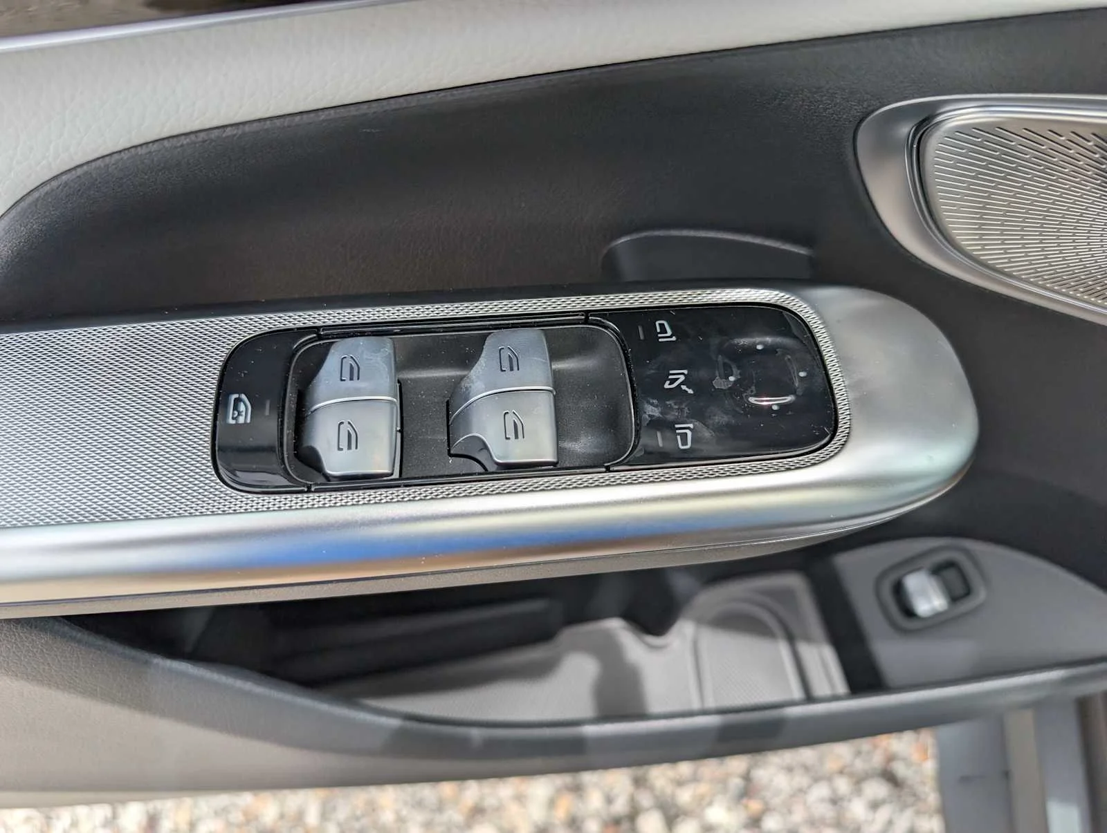 Used 2026 Graphite Grey Metallic Mercedes-Benz GLC 300 image 31