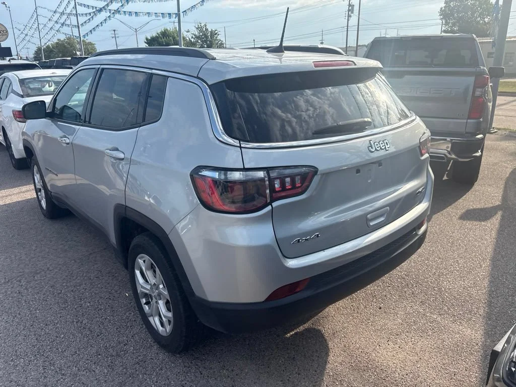 Used 2024 Silver Jeep Latitude image 22