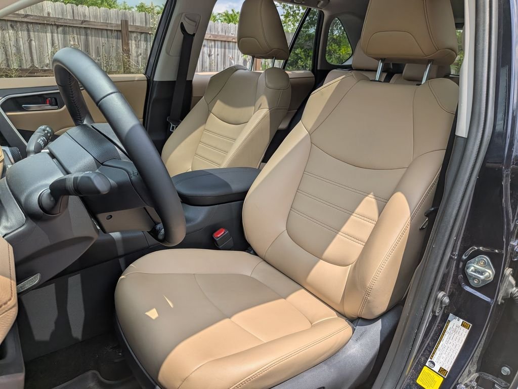 Used 2025  Toyota XLE Premium image 12