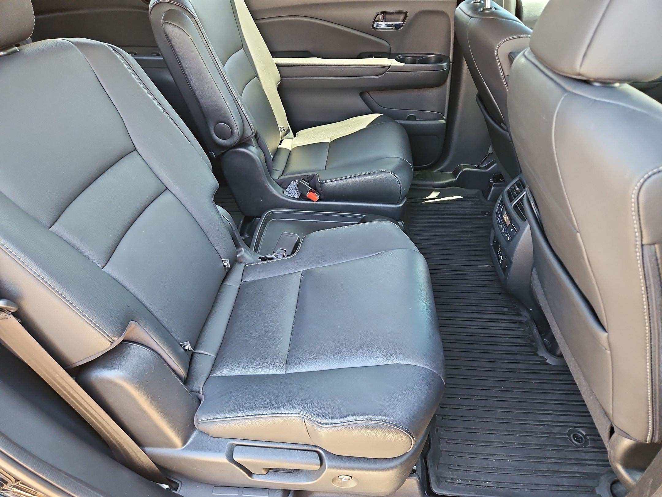 Used 2022 Crystal Black Pearl Honda Touring 7-Passenger image 28