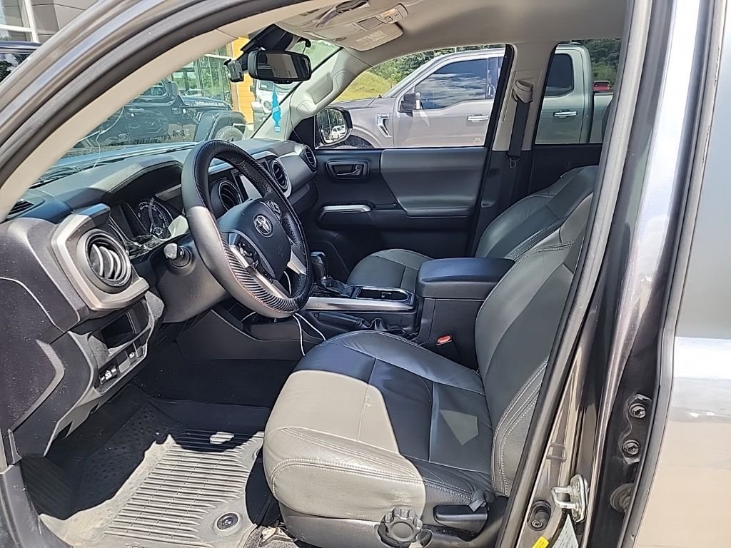 Used 2018 Gray Toyota SR5 image 7
