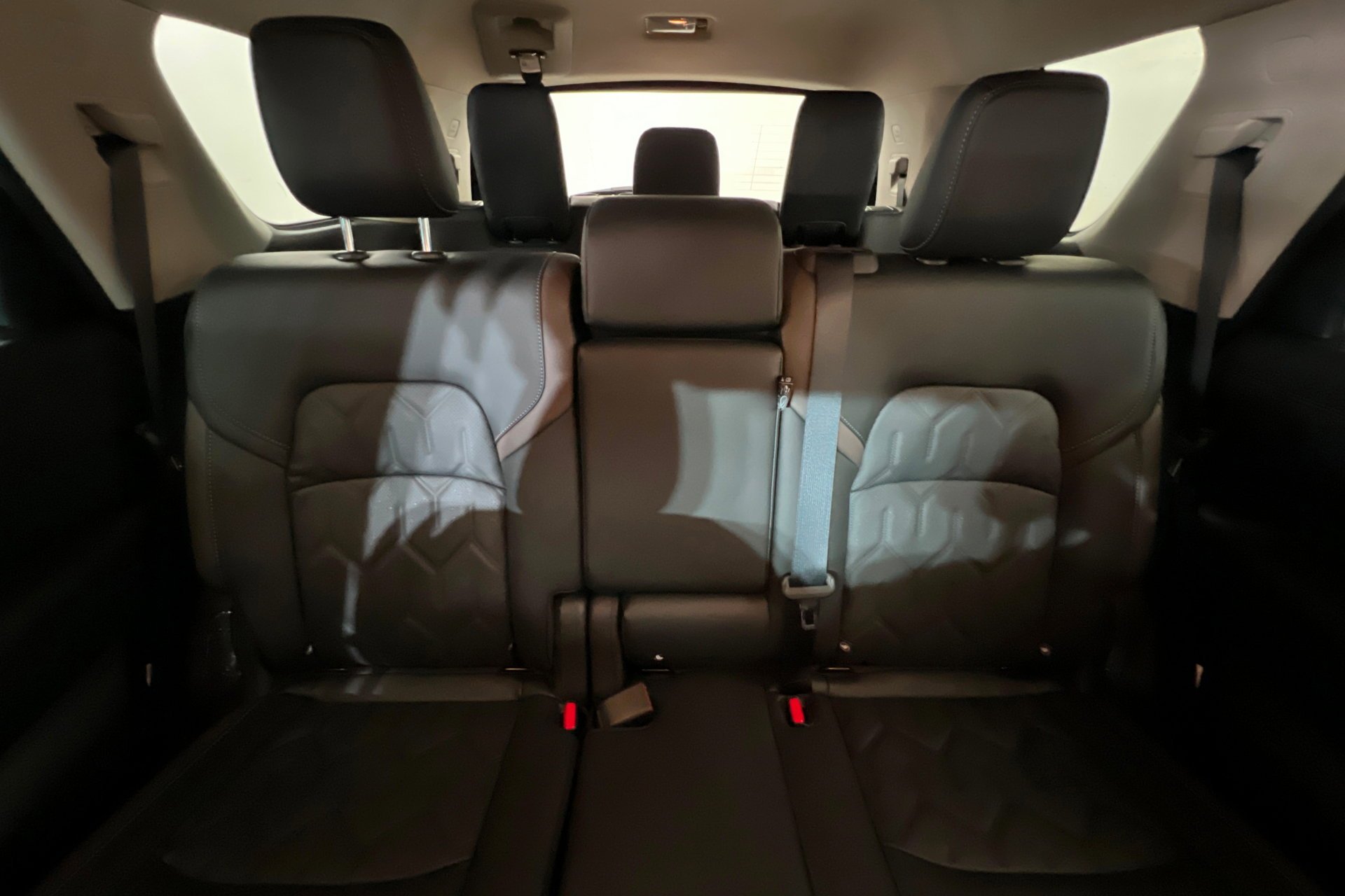 New 2026 Boulder Gray Pearl / Super Black Two-tone Nissan Platinum image 27