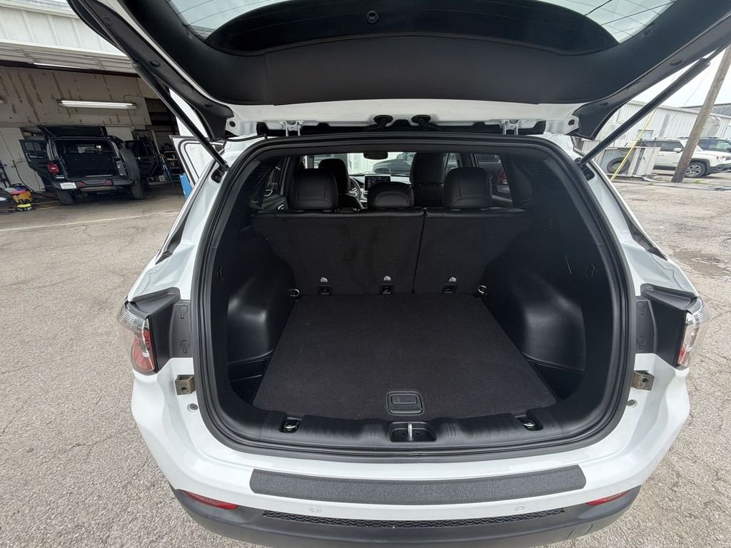 Used 2023 White Jeep Limited image 22