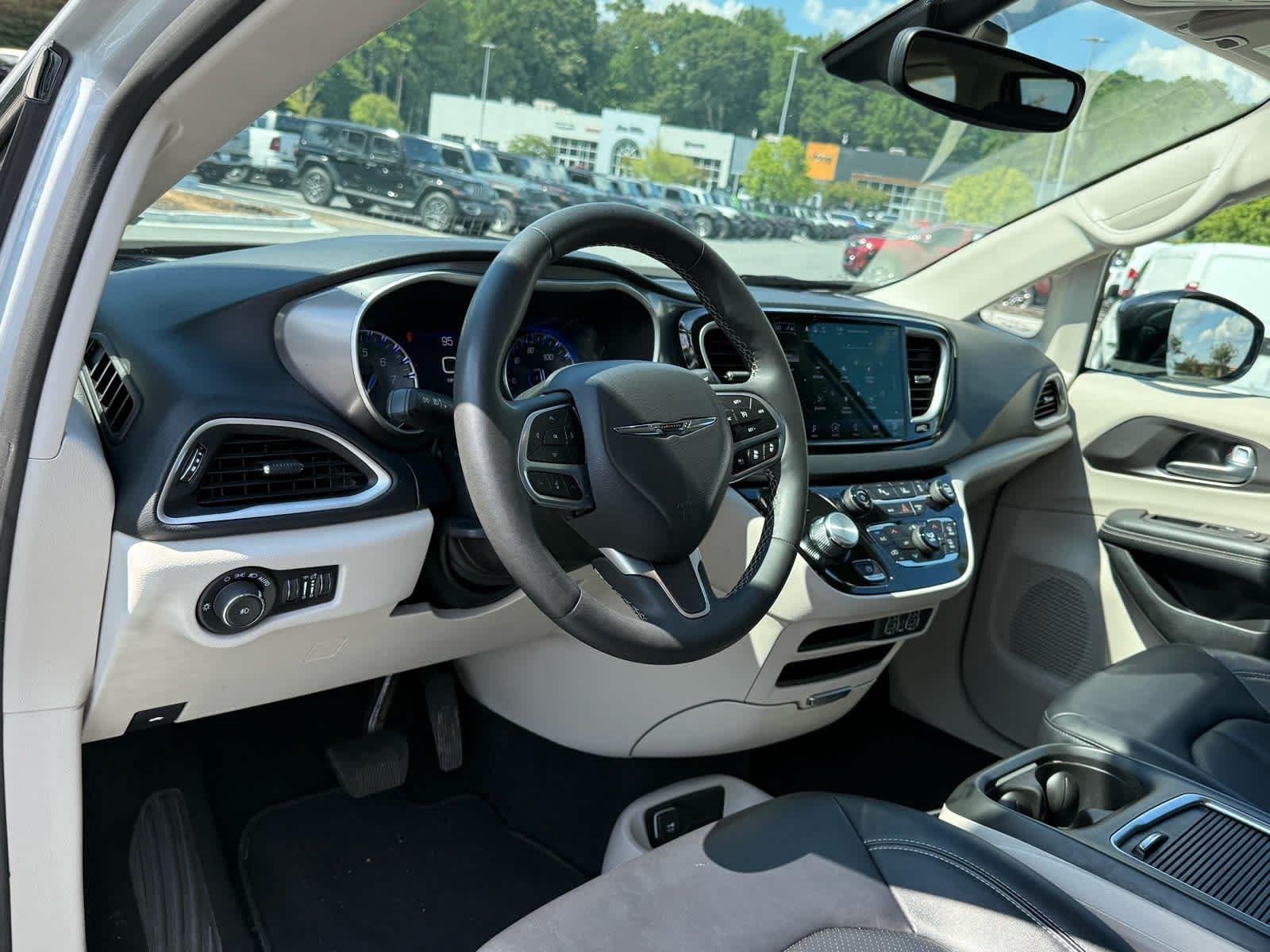 Used 2024 Silver Mist Clearcoat Chrysler Touring L image 15