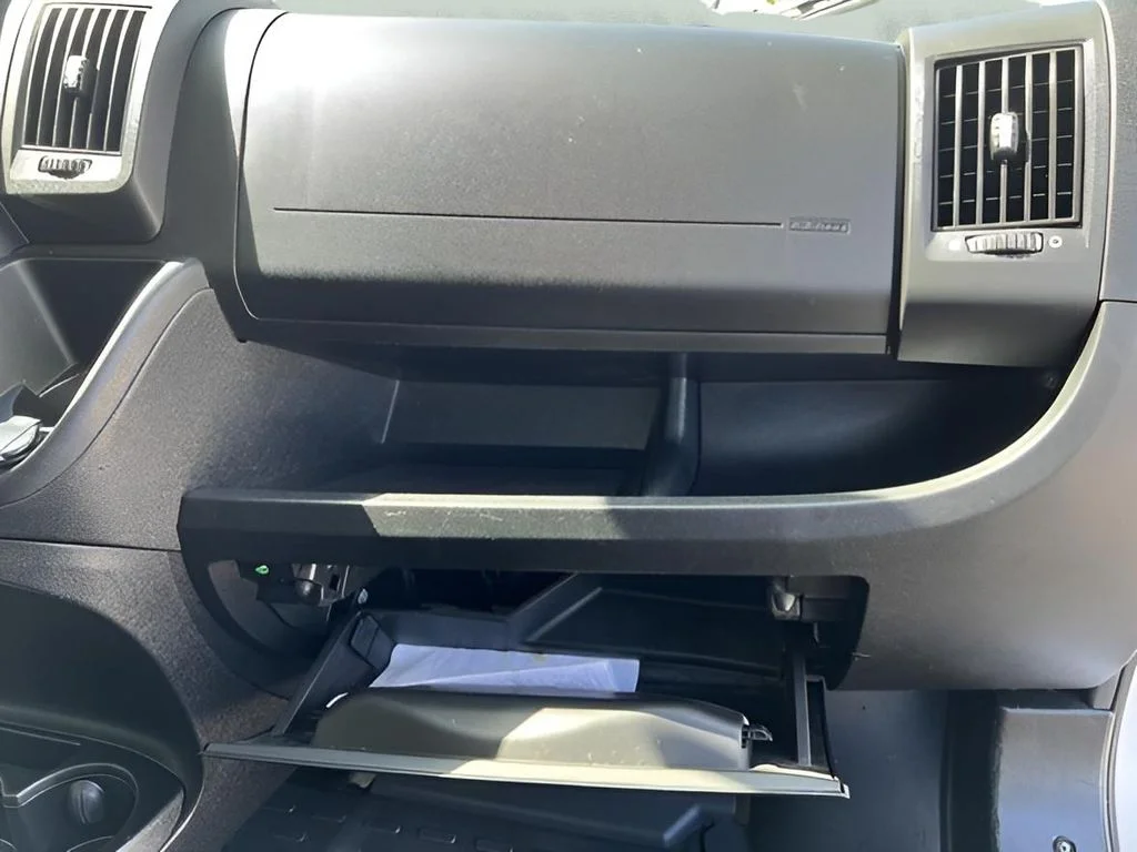 Used 2014 White Ram Base image 27