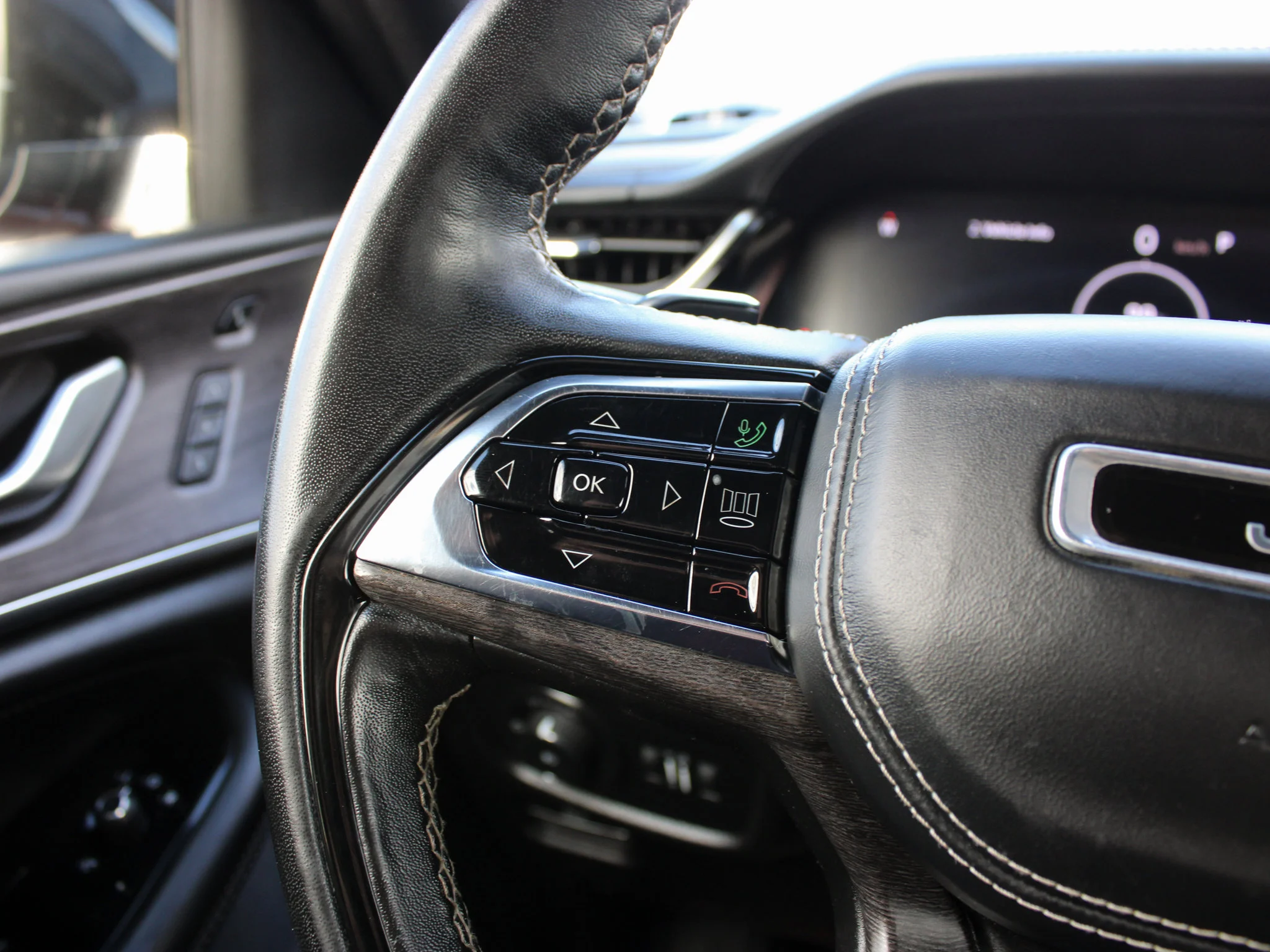 Certified Used 2023 Red Jeep Overland * No Accidents | V6 | Apple CarPlay | Massage Seats | Night Vision | Adaptive Cruise image 24