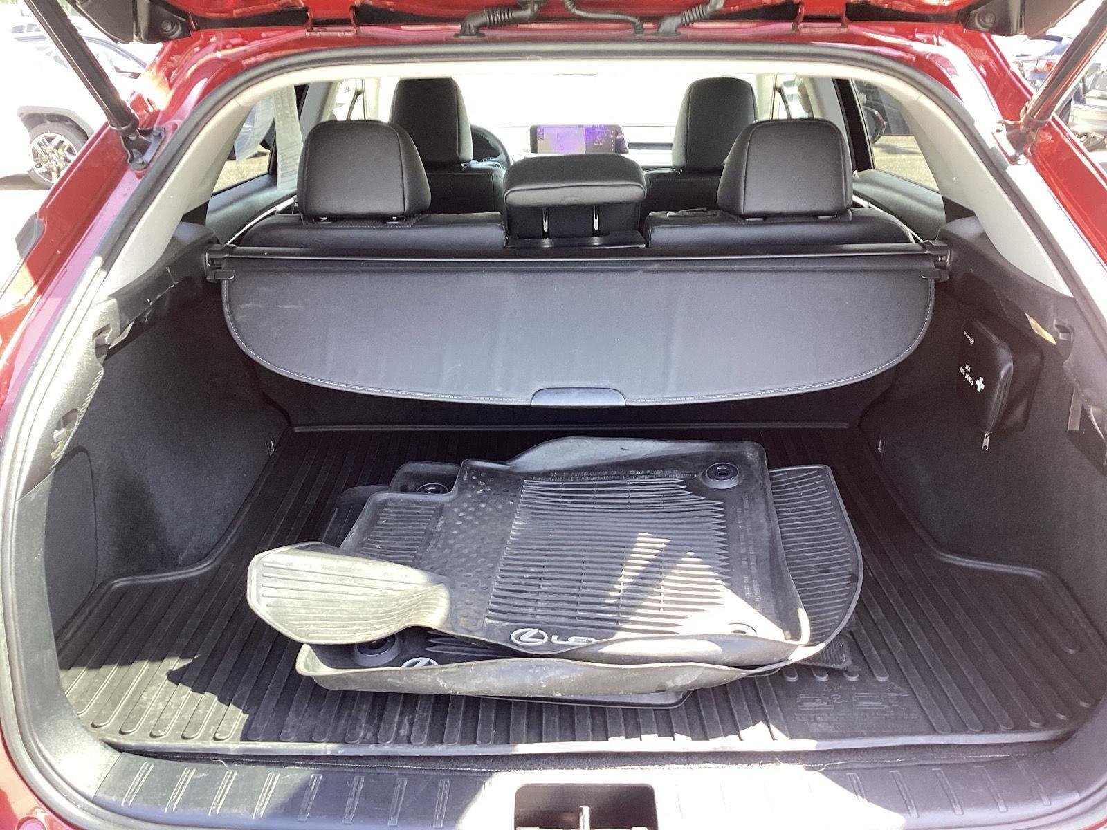 Used 2018 Matador Red Mica Lexus Base image 7