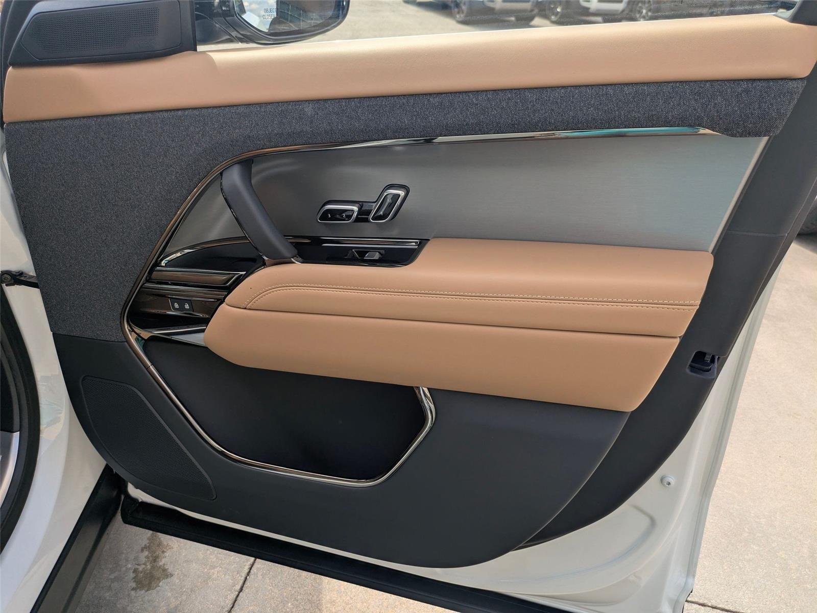 New 2026 Fuji White Land Rover SE image 32